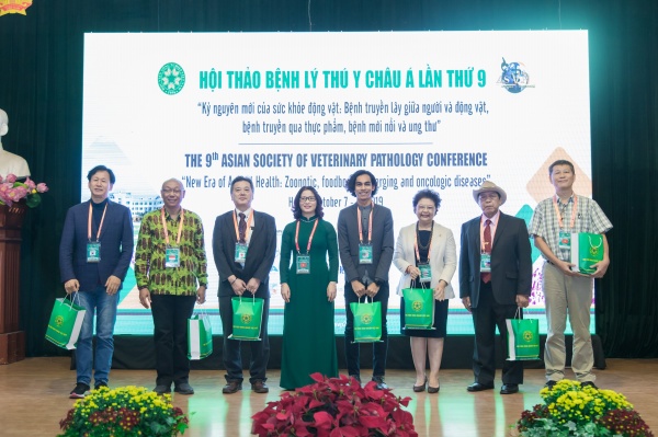 GS.TS. Nguyễn Thị Lan tặng quà lưu niệm cho đại diện các nước thành viên trong Hội Bệnh lý Thú y châu Á