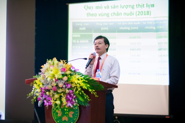 Ông Nguyễn Xuân Dương – Cục trưởng Cục Chăn nuôi trình bày báo cáo “Tổng quan tình hình chăn nuôi tại Việt Nam”