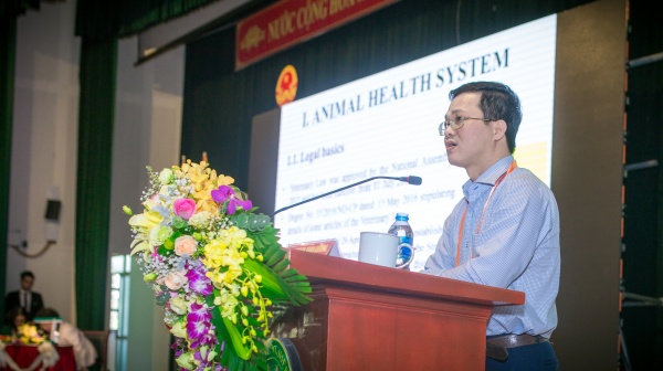 TS. Nguyễn Văn Long – Phó Cục trưởng Cục Thú y trình bày báo cáo “Hiện trạng bệnh động vật tại Việt Nam”