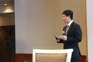 PGS. TS. Nguyễn Việt Long trình bày về cơ hội, thách thức và bài học thực tiễn trong nghiên cứu và ứng dụng công nghệ 4.0 và dữ liệu lớn trong phát triển chuỗi ngành hàng Việt Nam. Hội nghị quốc tế Hiệu trưởng các trường đại học tại Thái Lan