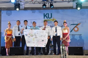 Lãnh đạo ĐH Kasetsart và Ban tổ chức trao bản vẽ do học sinh nghệ thuật của trường mô tả tóm tắt nội dung trình bày của các diễn giả. Hội nghị quốc tế Hiệu trưởng các trường đại học tại Thái Lan