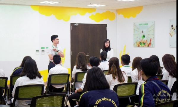 Cô giáo – Bí thư LCĐ Đồng Thanh Mai phát biểu cảm ơn công ty UNIBEN