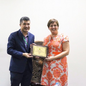 PGĐ Phạm Văn Cường trao kỷ niệm chương cho Đại sứ quán Hoa Kỳ tại Hà Nội