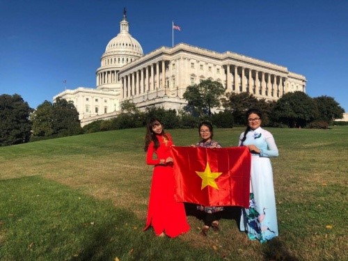 Vũ Anh Phương (đứng thứ nhất từ trái sang), trước Trụ sở Tòa Quốc hội tại Washington D.C, Hoa Kỳ tham gia Chương trình Sáng kiến Thủ lĩnh trẻ Đông Nam Á (YSEALI) 2017 