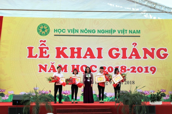 GS.TS. Nguyễn Thị Lan – Bí thư Đảng ủy, Giám đốc Học viện trao học bổng cho thủ khoa, á khoa đầu vào năm 2018