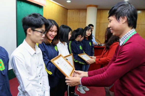 ThS. Vũ Văn Tuấn – Phó trưởng Ban CTCT&CTSV trao học bổng cho sinh viên nghèo vượt khó