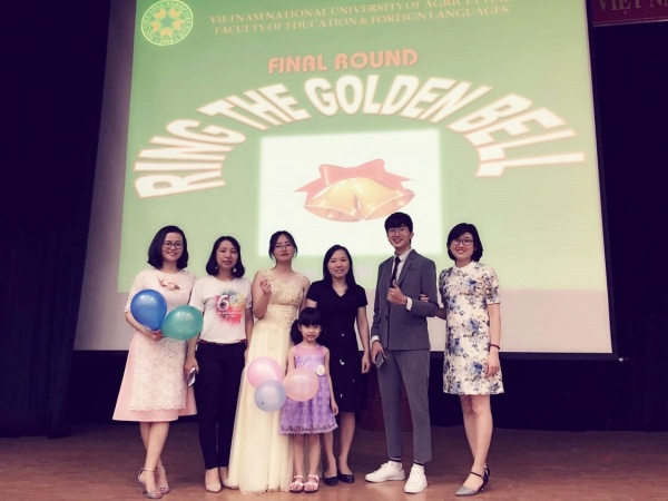 MC Minh Ngọc (thứ 3 từ trái sang) chụp ảnh lưu niệm cùng Ban tổ chức Cuộc thi Ring the Golden Bell