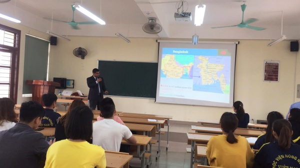 Sinh viên khoa Nông học tham dự bài giảng của GS.TS. Mohammed Asaduzzaman Sarker Sinh viên khoa Nông học tham dự bài giảng của GS.TS. Mohammed Asaduzzaman Sarker