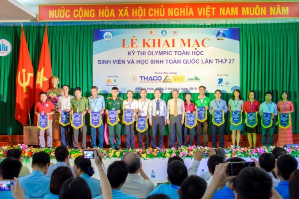 Đoàn Học viện Nông nghiệp Việt Nam nhận cờ lưu niệm từ Ban tổ chức