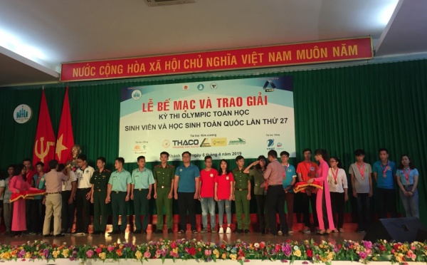 Sinh viên Vũ Duy Khương (thứ ba từ phải sang) của đoàn Học viện Nông nghiệp Việt Nam nhận huy chương đồng (giải ba) môn Đại số
