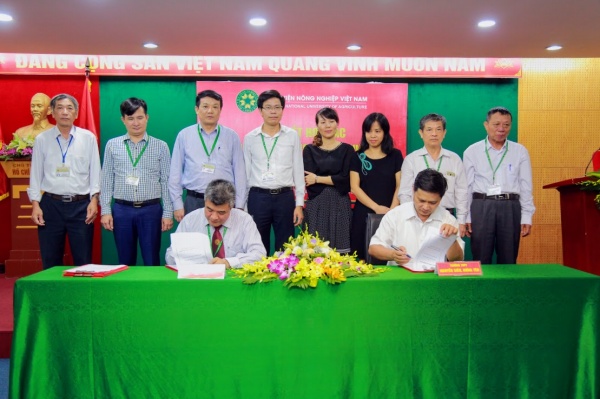 Đại diện lãnh đạo các trường THPT tham gia ký kết hợp tác với Học viện Nông nghiệp Việt Nam 