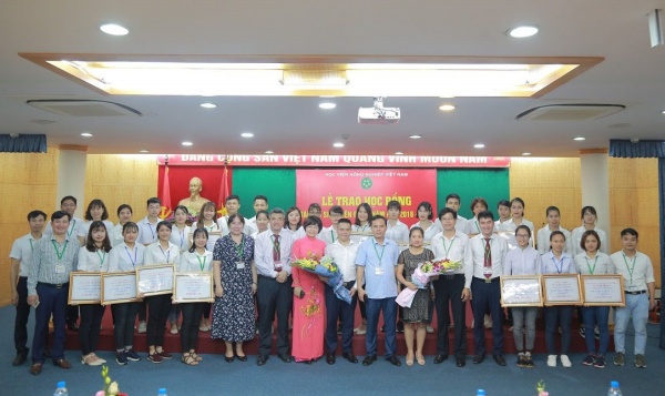 Đại biểu và sinh viên trong Lễ trao học bổng   học bổng tài trợ sinh viên đợt 3 năm học 2018 - 2019