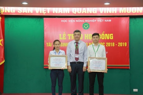 Học bổng Buntaphan được trao cho 2 bạn sinh viên