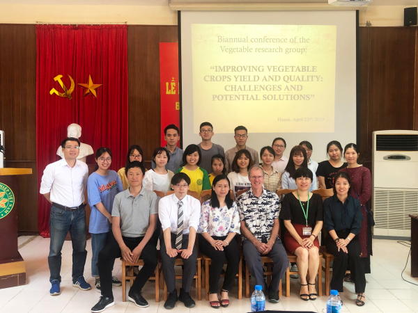Các Äại biá»u tham dá»± há»i thảo chụp ảnh lưu niá»m