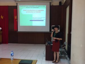 Assoc. Prof. Dr. Tran Thi Minh Hang presents the overview of vegetable production in Vietnam - Challenges and opportunities. Assoc. Prof. Dr. Tran Thi Minh Hang presents the overview of vegetable production in Vietnam - Challenges and opportunities.