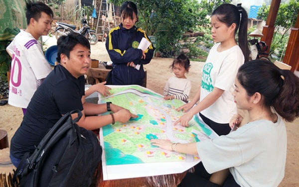 Sinh viên Học viện Nông nghiệp Việt Nam thảo luận, xây dựng bản đồ thôn bản tại địa phương