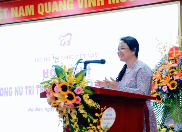Bà Nguyễn Thị Yên Hưng - Tổng thư ký Hội Nữ trí thức Việt Nam công bố Quyết định khen thưởng