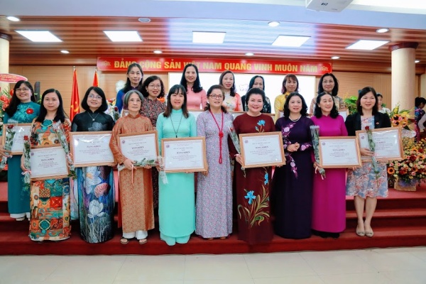 Hội Nữ trí thức Việt Nam vinh danh những tập thể, cá nhân có những thành tích, đóng góp xuất sắc cho sự phát triển của Hội