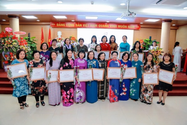 Hội Nữ trí thức Việt Nam vinh danh những tập thể, cá nhân có những thành tích, đóng góp xuất sắc cho sự phát triển của Hội