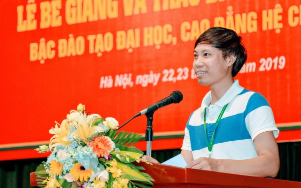 TS. Vũ Văn Tuấn – Phó Trưởng ban CTCT&CTSV công bố Quyết định của Giám đốc Học viện về việc khen thưởng sinh viên trong toàn khóa học 