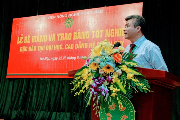 GS.TS. Phạm Văn Cường phát biểu chúc mừng các tân kỹ sư, cử nhân 