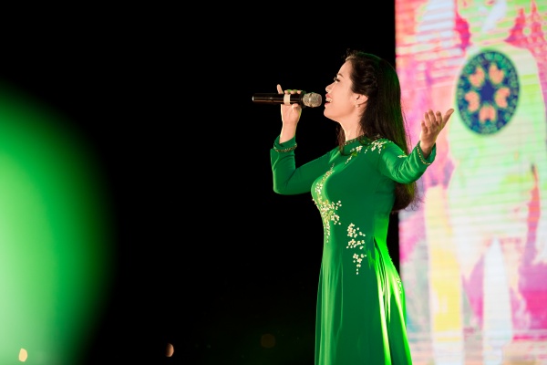 Tiết mục giao lưu của ca sỹ Trần Hồng Nhung – Giải Nhì Sao Mai năm 2009