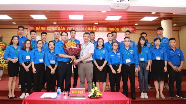 GS.TS. Phạm Văn Cường tặng hoa chúc mừng các đồng chí được bầu vào BCH, BTV và Phó Bí thư Đoàn Học viện 