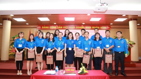 Đồng chí Đỗ Thị Kim Hương và đồng chí Nguyễn Trọng Tuynh tặng quà 23 đồng chí rút khỏi BCH Đoàn Học viện