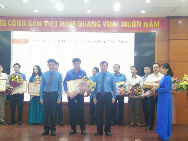 Đ/c Nguyễn Tất Thắng Chủ tịch CĐHV nhận Bằng khen đơn vị xuất sắc của Công đoàn NN&PTNT VN Đ/c Nguyễn Tất Thắng Chủ tịch CĐHV nhận Bằng khen đơn vị xuất sắc của Công đoàn NN&PTNT VN