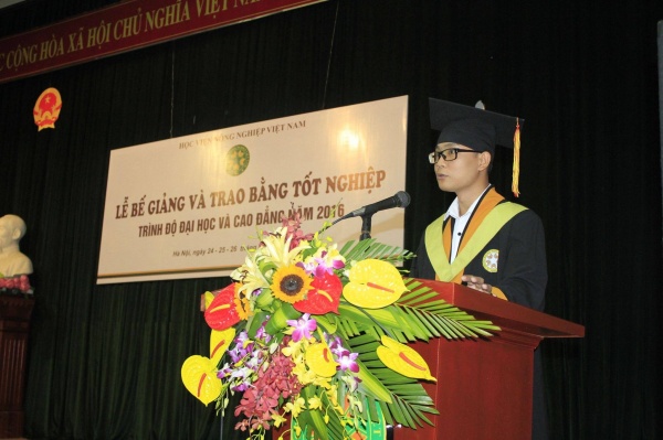 Nguyễn Quảng Nam, sinh viên khóa 57, chuyên ngành Phát triển nông thôn vinh dự phát biểu tại Lễ Bế giảng và Trao bằng tốt nghiệp năm 2016