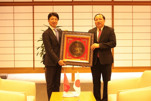 Tiến sỹ Vũ Ngọc Huyên tặng ngài nghị sĩ món quà lưu niệm từ Việt Nam