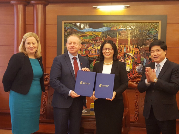 Quốc vụ khanh Ciaran Cannon trao Thỏa thuận tài trợ dự án VIBE VNUA-NUI Galway cho Giám đốc Học viện Nguyễn Thị Lan trong chuyến thăm Việt Nam tháng 11/2018 