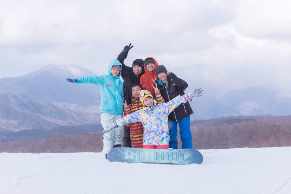 Đi trượt tuyết vào đầu tháng 3 cùng các anh chị