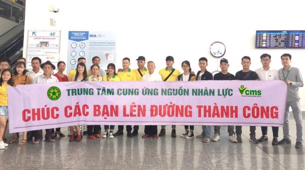 Ban lãnh đạo trung tâm chụp ảnh lưu niệm cùng gia đình