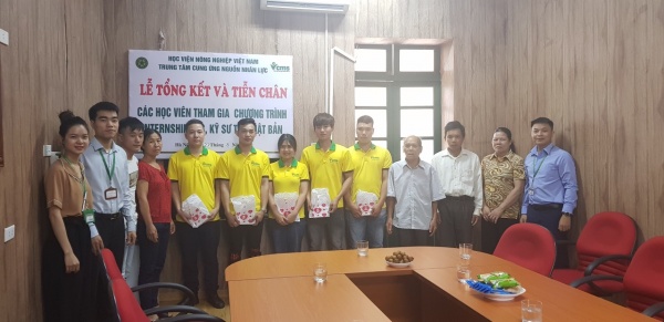Chụp ảnh lưu niệm cùng gia đình học viên