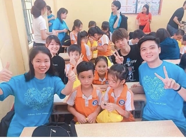 Các nhóm tham gia buổi học cùng với các em học sinh trường tiểu học Đồng Phú