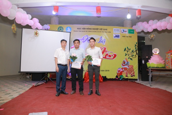 TS. Nguyễn Văn Quân – Giám đốc Trung tâm Quan hệ công chúng và Hỗ trợ sinh viên trao chứng nhận cho các doanh nghiệp tài trợ 