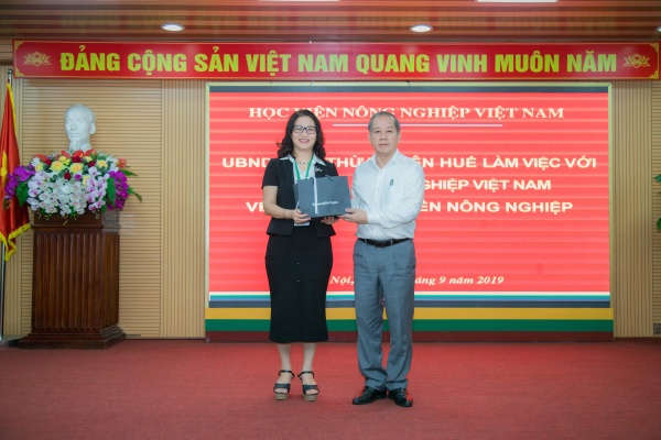 Đại diện đoàn công tác của tỉnh Thừa Thiên Huế và Học viện tặng quà lưu niệm 