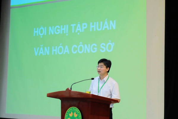 TS. Nguyễn Công Tiệp – Chánh Văn phòng Học viện trình bày nội dung tập huấn