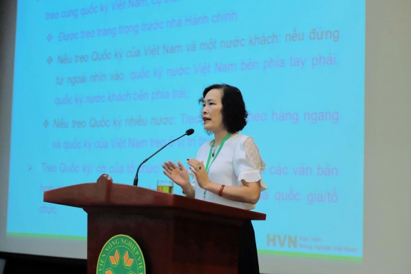 PGS.TS. Nguyễn Thị Bích Thủy – Trưởng ban Hợp tác quốc tế trình bày tại Hội nghị 