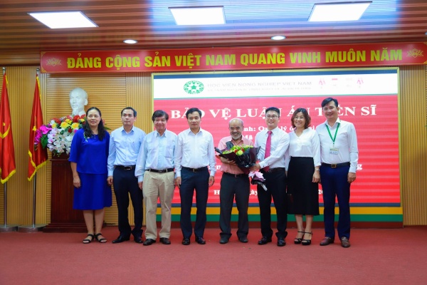 Lễ bảo vệ luận án tiến sĩ của nghiên cứu sinh Nguyễn Tuấn Hùng, chuyên ngành Quản lý đất đai Nghiên cứu sinh Nguyễn Tuấn Hùng và Hội đồng đánh giá luận án cấp Học viện