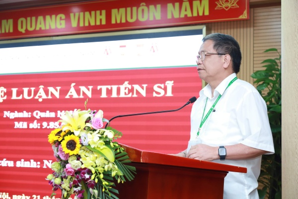 Lễ bảo vệ luận án tiến sĩ của nghiên cứu sinh Nguyễn Tuấn Hùng, chuyên ngành Quản lý đất đai GS.TS. Trần Đức Viên – Chủ tịch Hội đồng Học viện phát biểu tại buổi lễ