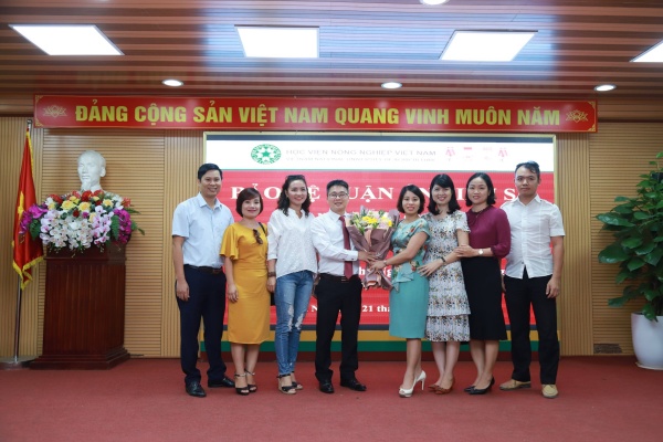 Lễ bảo vệ luận án tiến sĩ của nghiên cứu sinh Nguyễn Tuấn Hùng, chuyên ngành Quản lý đất đai Bạn bè, người thân và gia đình chia sẻ niềm vui cùng tân tiến sĩ Nguyễn Tuấn Hùng