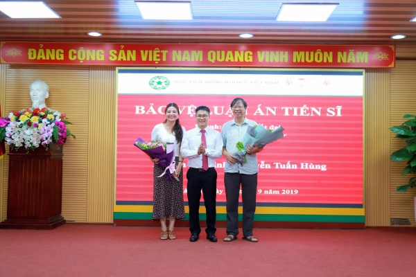 Lễ bảo vệ luận án tiến sĩ của nghiên cứu sinh Nguyễn Tuấn Hùng, chuyên ngành Quản lý đất đai Nghiên cứu sinh Nguyễn Tuấn Hùng cùng hai giảng viên hướng dẫn PGS.TS. Hoàng Thái Đại (bên phải) và TS. Thái Thị Quỳnh Như (bên trái)