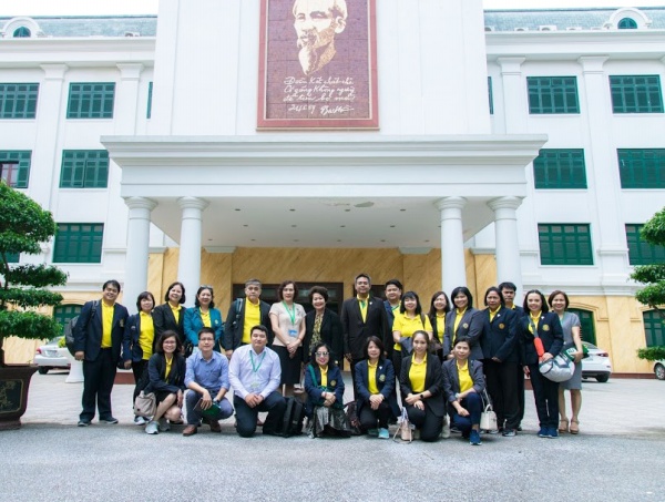 Đoàn cán bộ KU chụp ảnh lưu niệm với cán bộ Học viện