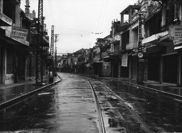 Kỷ niệm 65 năm ngày Giải phóng Thủ đô Phố Hàng Đào vắng lặng vì lệnh giới nghiêm trước khi bộ đội Việt Minh tiếp quản Thủ đô. Hình ảnh được giới thiệu trên trang Delcampe.fr