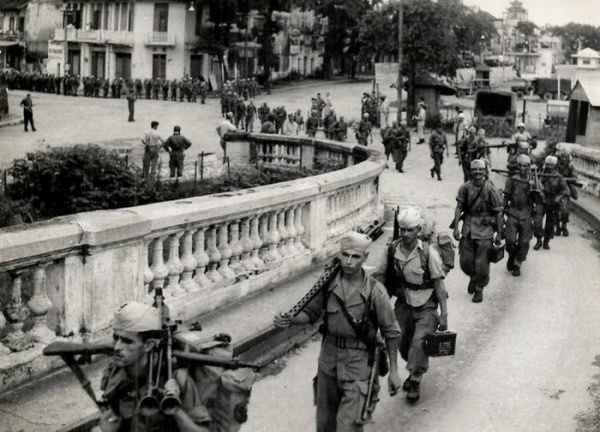Lính Pháp lên cầu Long Biên để rút khỏi Hà Nội