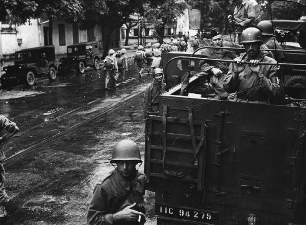Lính Pháp lục tục lên xe trong khi các đơn vị Việt Minh đã xuất hiện ở Hà Nội