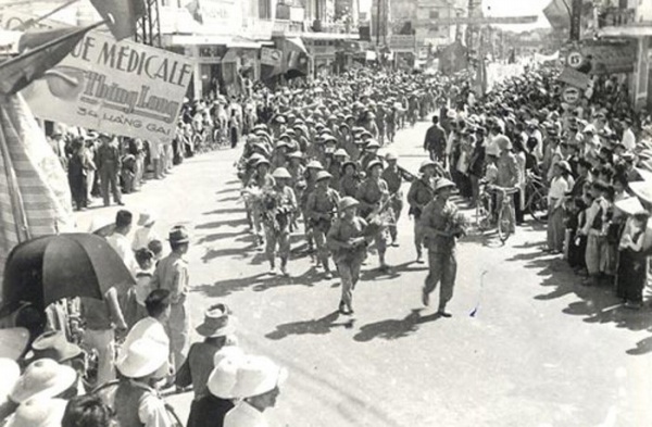 8 giờ sáng ngày 10/10/1954, Trung đoàn Thủ đô thuộc Đại đoàn 308 tiến vào giải phóng Hà Nội trong rừng cờ hoa rực rỡ, trong tiếng reo hò của 20 vạn nhân dân Thủ đô