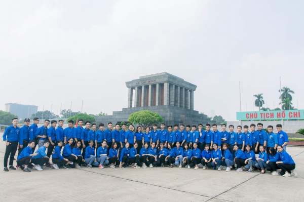 Các cán bộ Đoàn, đoàn viên Học viện tại Lăng Chủ tịch Hồ Chí Minh 
